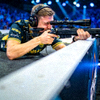 CS:GO明星选手s1mple：NAVI战队狙击手在比赛中瞄准的经典姿势
