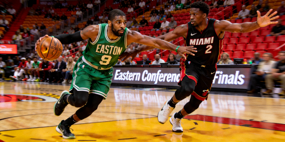 NBA东部决赛凯尔特人与热火关键对决的激烈比赛瞬间，球员正在突破防守上篮